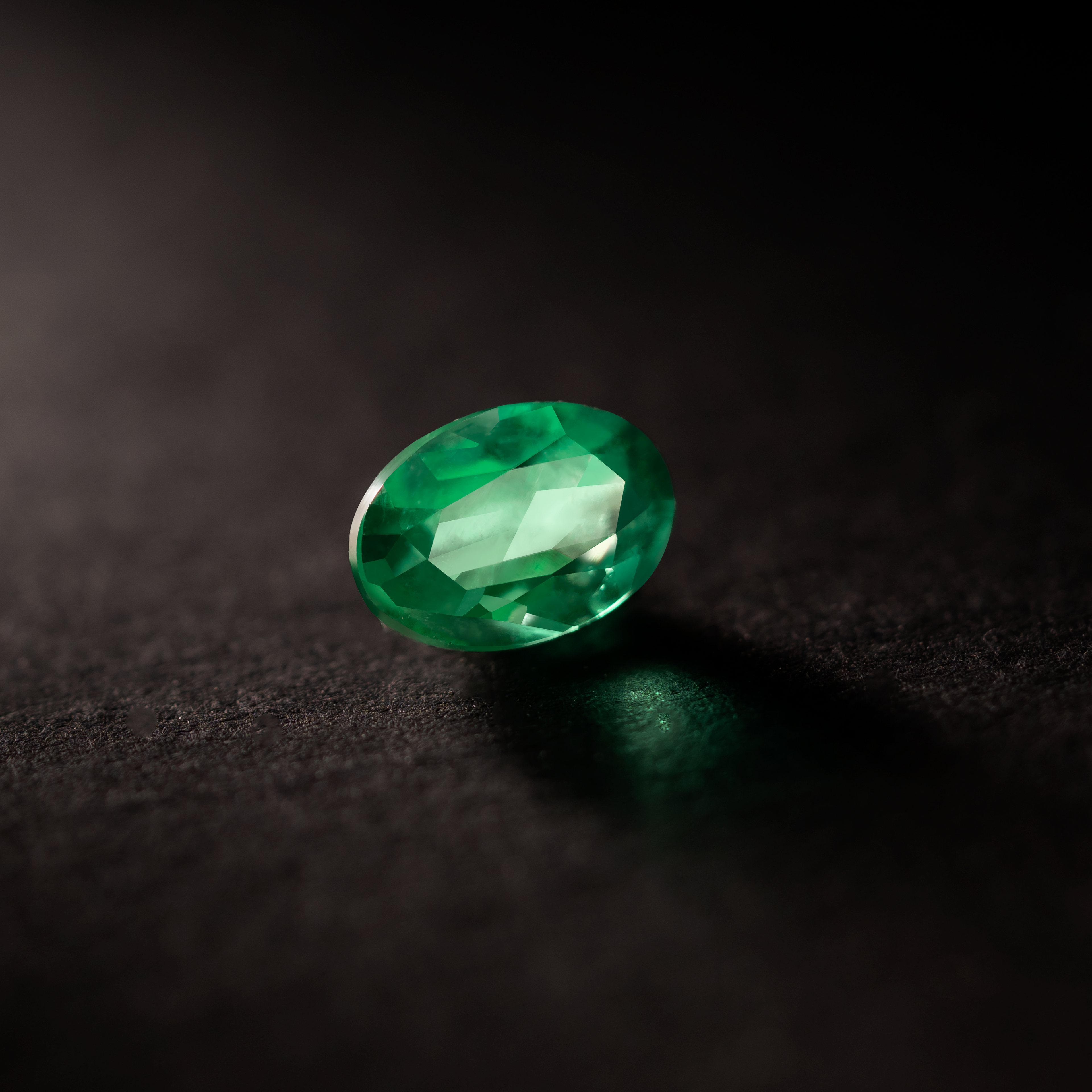 Oval Natural Colored Gemstone Vivid Green Emerald 0.6 CT