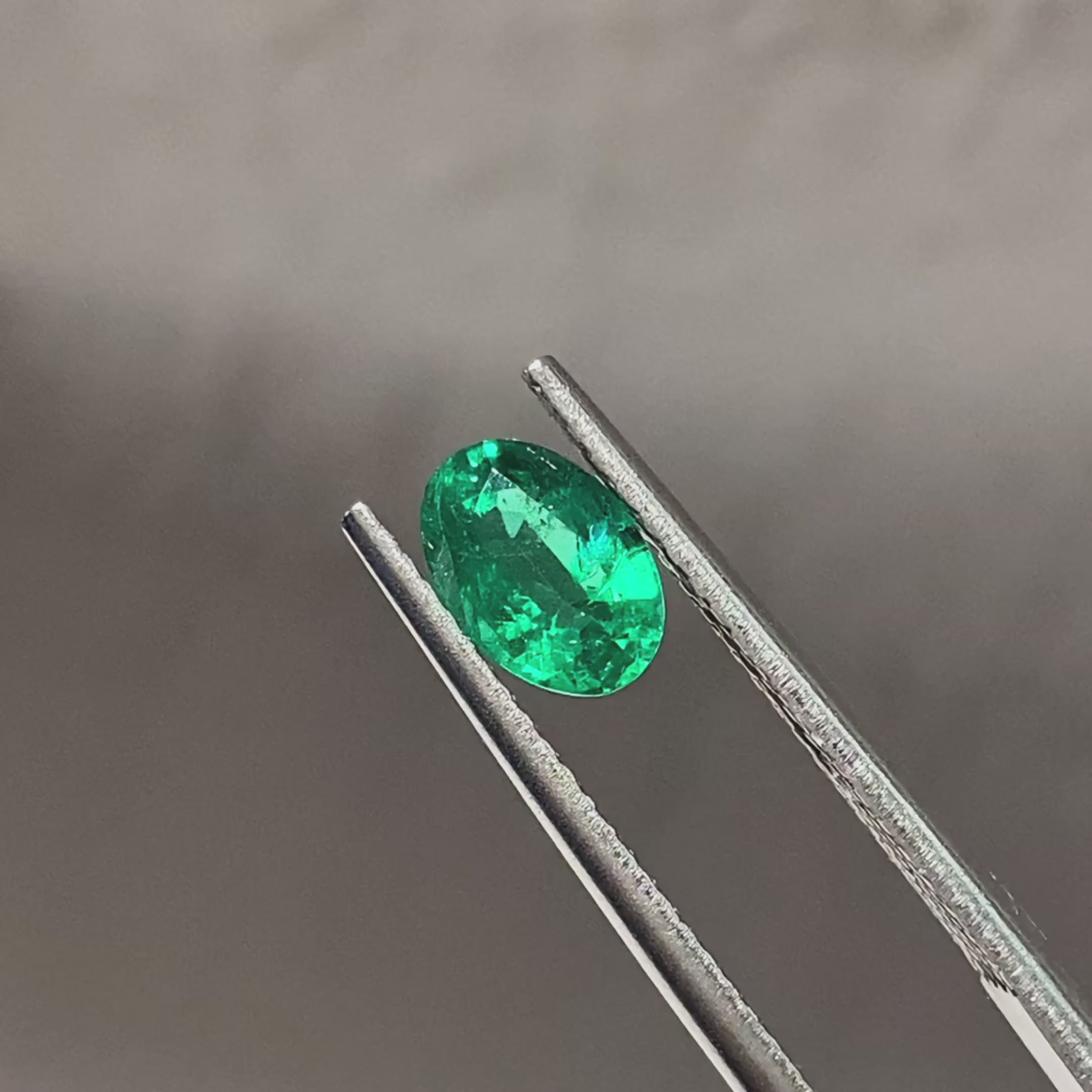 Oval Natural Colored Gemstone Vivid Green Emerald 0.6 CT
