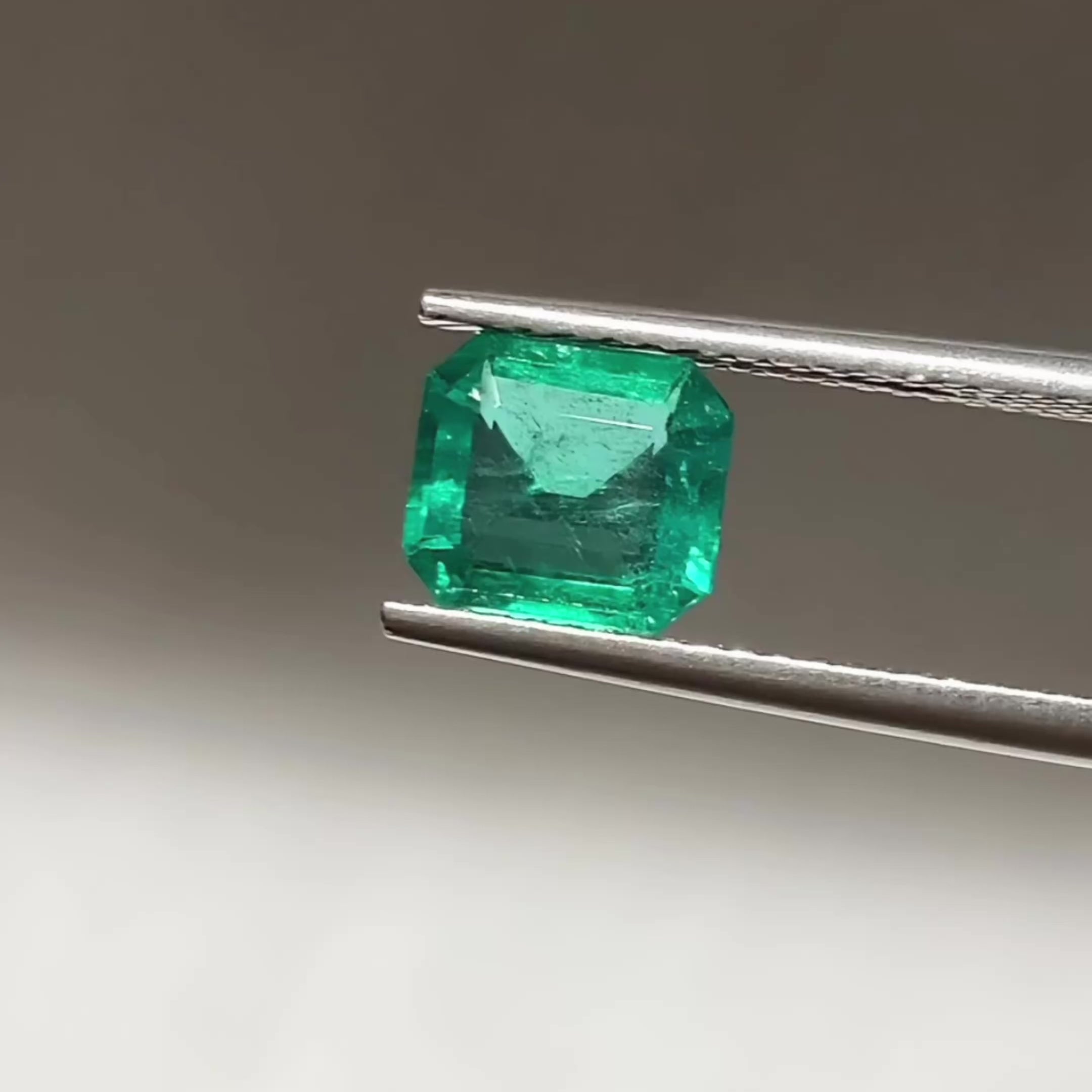 Emerald Natural Colored Gemstone Vivid Green Emerald with Slight Oiling 1.18 CT