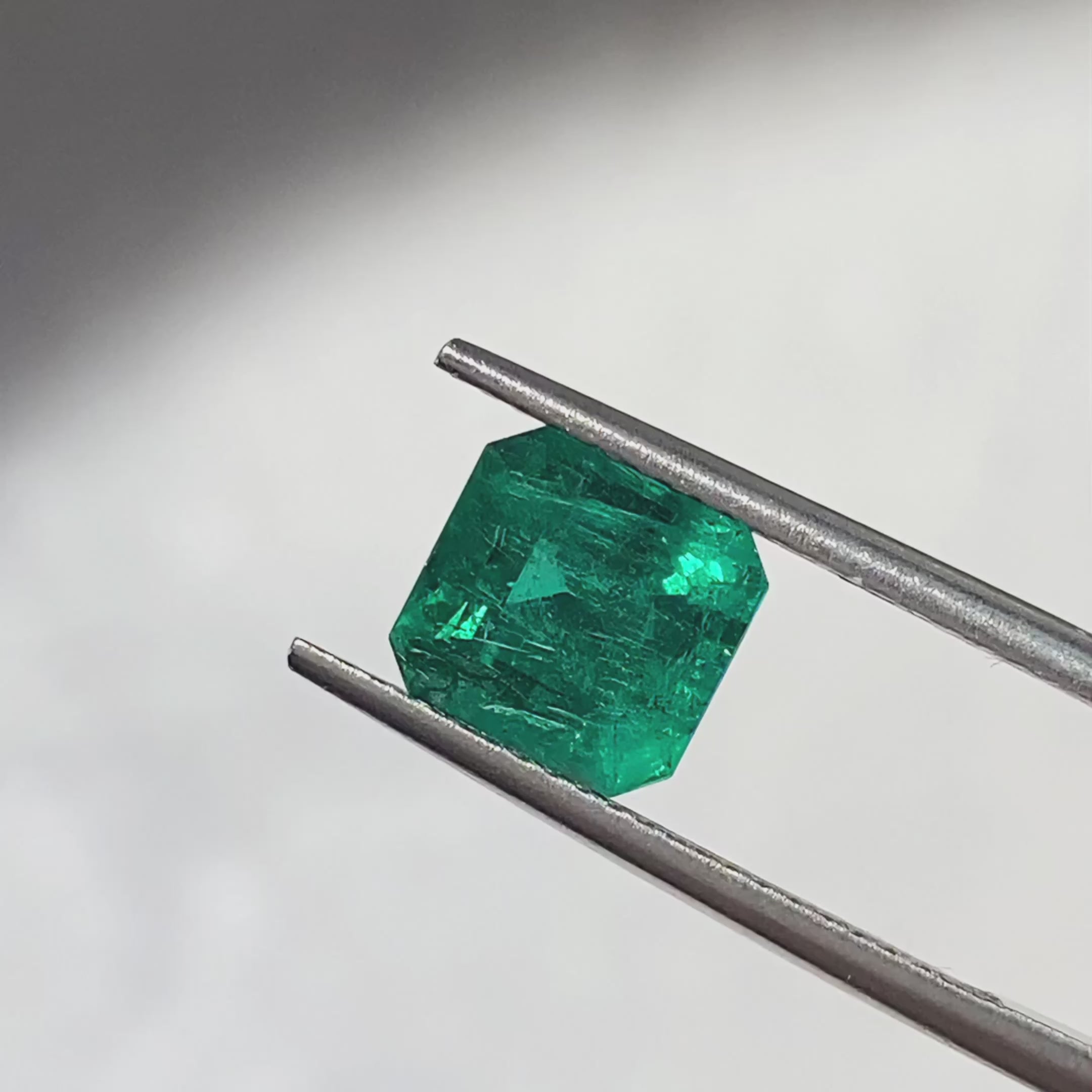 Emerald Natural Colored Gemstone Vivid Green Emerald 2.24 CT